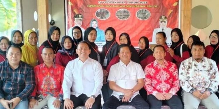 FOTO: PROKOM SERUYAN/MATA KALTENG - Sekda Seruyan, Djainu'ddin Noor (tiga dari kanan) saat menghadiri kegiatan pelatihan teknik pembuatan motif anyaman rotan tingkat mahir dan pelatihan lanjutan pengolahan aneka produk berbahan baku rotan yang dilaksanakan di Yogyakarta, Selasa 8 Agustus 2023.
