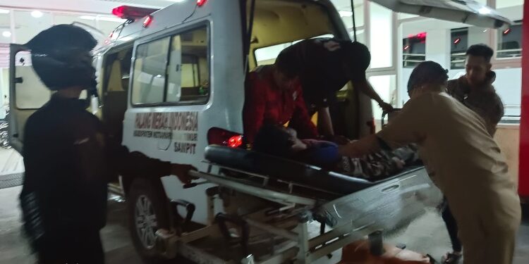 FOTO: IST/MATA KALTENG - Korban kecelakaan yang terjadi di Jalan Mucran Ali, Kecamatan Baamang, Kotim, saat dievakuasi oleh petuga PMI Kotim, Selasa 8 Agustus 2023 malam. 