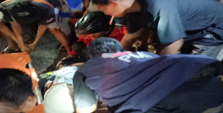 FOTO : IST/MATA KALTENG - Korban kecelakaan yang terjadi di Jalan Muchran Ali, Kecamatan Baamang, Kabupaten Kotim, saat dievakuasi oleh petugas PMI Kotim, Selasa 8 Agustus 2023 malam.