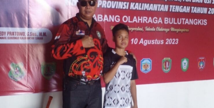 FOTO : DISDIK/MATA KALTENG - Kabid Pembinaan SD Disdik Kotim Mahbub bersama atlet bulu tangkis asal Kotim di jenjang SD.