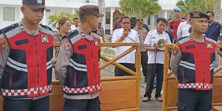 FOTO : DPRD GUMAS/MATA KALTENG - Ketua DPRD Kabupaten Gumas Akerman Sahidar bersama Ketua Komisi II Nomi Aprilia, dan Sekretaris Komisi II DPRD Rayaniatie Djangkan, menemui massa aliansi yang melakukan demonstrasi, di halaman kantor DPRD setempat, Rabu, 9 Agustus 2023.