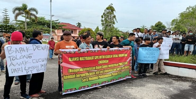 FOTO : SID/MATA KALTENG - Ratusan massa Aliansi Masyarakat Sipil untuk Keadilan Sosial, Hukum dan Lingkungan melakukan aksi demonstrasi, di halaman kantor DPRD setempat, Rabu, 9 Agustus 2023.