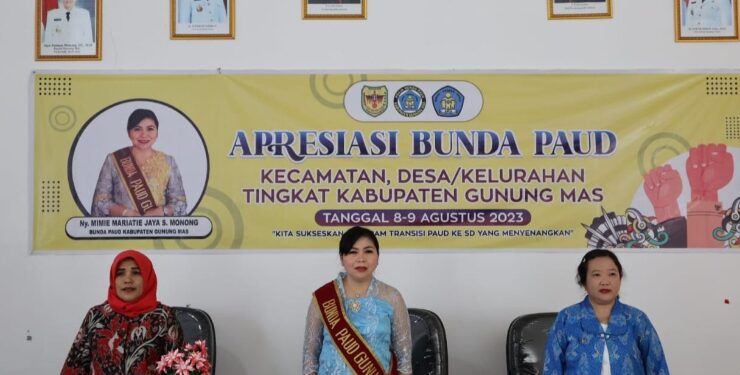 FOTO : DISKOMINFO SANTIK/MATA KALTENG - Bunda PAUD Kabupaten Gumas Mimie Mariatie Jaya Samaya Monong, didampingi perwakilan Bunda PAUD Provinsi Kalteng Roslita, dan Ketua Pokja Bunda PAUD Rameina Widyastuty, ketika menghadiri pembukaan kegiatan apresiasi Bunda PAUD kecamatan, desa dan kelurahan, di aula kantor dekranasda, Selasa, 8 Agustus 2023