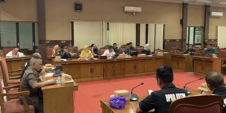 FOTO: DIAN/MATA KALTENG - Rapat kerja Komisi IV DPRD Kotim membahas tentang kewajiban perusahaan mendaftarkan karyawan dalam program BPJS kesehatan dan ketenagakerjaan, Rabu 9 Agustus 2023.