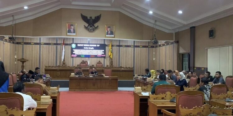 FOTO:DIAN/MATA KALTENG - Rapat kerja Komisi IV DPRD Kotim membahas tentang kewajiban perusahaan mendaftarkan karyawan dalam program BPJS kesehatan dan ketenagakerjaan, Rabu 9 Agustus 2023.