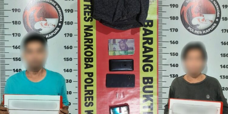 FOTO: MATAKALTENG - Kedua terduga pelaku beserta barang bukti sabu, saat diamankan polisi.