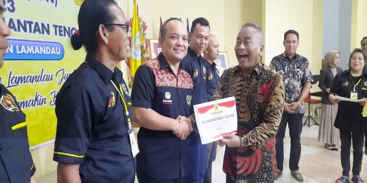 FOTO: TAUFIK/MATAKALTENG - Penyerahan penghargaan kepada Ketua PWI Barsel, Julius M Sinaga.