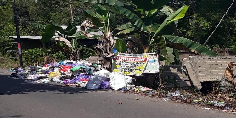 FOTO: TAUFIK/MATAKALTENG - Kondisi TPS yang berhamburan dengan sampah warga.