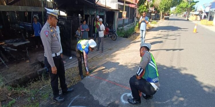 FOTO: IST/MATA KALTENG - Pihak Satlantas Polres Kotim saat melakukan olah TKP pada kejadian kecelakaan yang menewaskan pengendara motor di Jalan Muchran Ali, Kecamatan Baamang, Kotim, Selasa, 8 Agustus 2023 malam.
