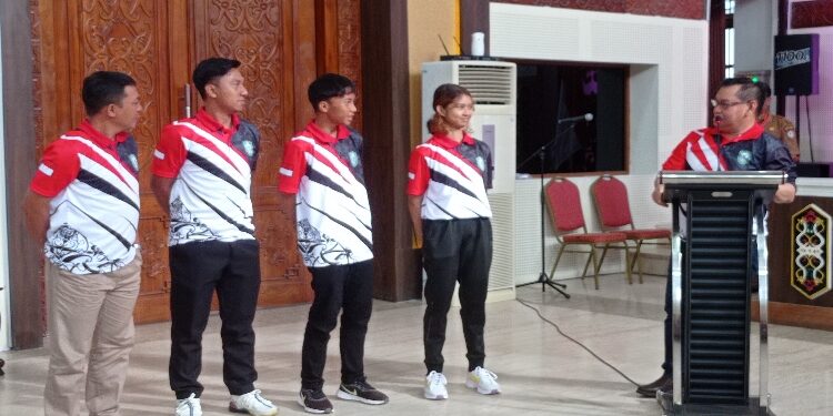 FOTO : DOK DEVIANA/MATAKALTENG - Bupati Kotim Halikinnor saat berbincang dengan atlet O2SN dan GSI, belum lama ini. 