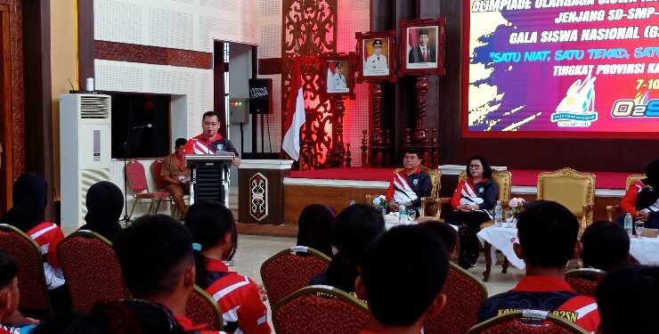FOTO : DOK DEVIANA/MATAKALTENG - Bupati Kotim Halikinnor saat melepas kontingen O2SN yang dihadiri sejumlah guru di Kotim, belum lama ini.