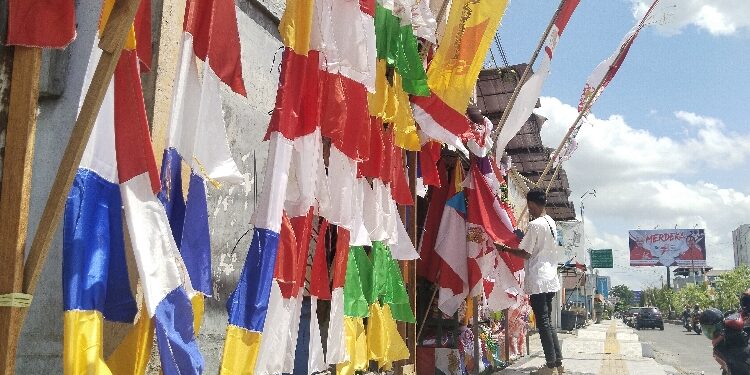 FOTO: AGUS/MATA KALTENG - Terlihat salah seorang warga yang sedang melihat-lihat bendera merah putih dan umbul-umbul yang ada di Jalan A Yani Sampit, Kamis 10 Agustus 2023.