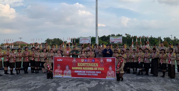 FOTO : DISKOMINFO SANTIK/MATA KALTENG - Wakil Bupati Efrensia LP Umbing didampingi Ketua Kwarcab Gerakan Pramuka Mimie Mariatie Jaya S Monong, Kapolres AKBP Asep Bangbang Saputra, Kajari Sahroni, berfoto bersama dengan kontingen kwarcab gerakan pramuka yang akan mengikuti raimuna nasional XII tahun 2023, di halaman kantor bupati setempat, Rabu, 9 Agustus 2023 sore.