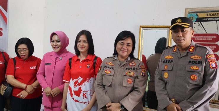 FOTO : HUMAS POLRES GUMAS/MATA KALTENG - Kapolres Gumas AKBP Asep Bangbang Saputra bersama Ketua Bhayangkari Indah Asep, dan Ketua PMI Efrensia LP Umbing, saat meninjau pelaksanaan donor darah, di Taman Kota Kuala Kurun, Rabu, 9 Agustus 2023.