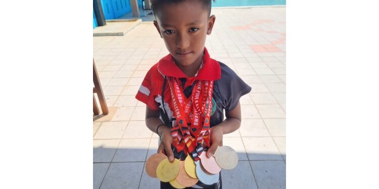 FOTO: DISDIK/MATA KALTENG - Atlet renang asal Kotim dari SDN 2 Mentawa Baru Hulu, Kirana Ayunindya Zein saat memperlihatkan perolehan medali dalam ajang O2SN tingkat Kalteng.