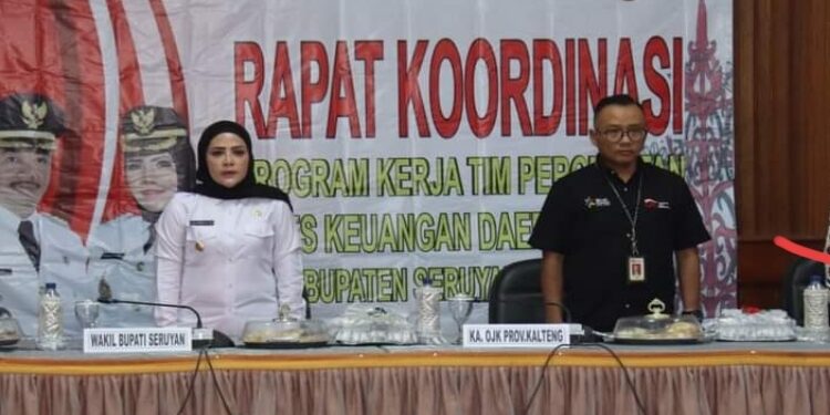 FOTO: PROKOM SERUYAN/MATA KALTENG - Wakil Bupati Seruyan, Iswanti (kiri) saat menghadiri rapat loordinasi program kerja TPAKD di Kabupaten Seruyan di Aula Kantor Bupati Seruyan, kemarin.