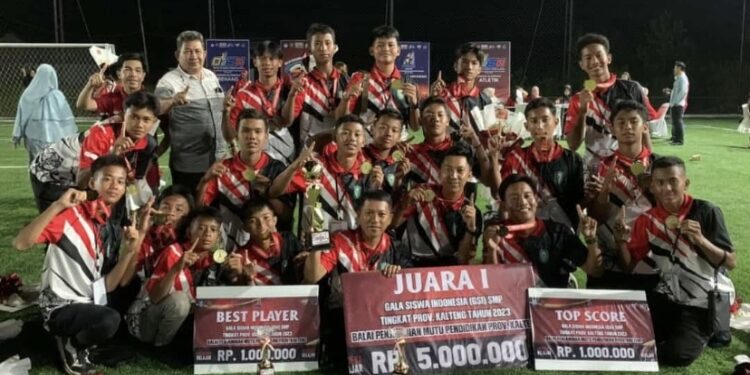 FOTO: DISDIK/MATA KALTENG - Atlet GSI Kotim tingkat SMP usai menerima hadiah juara 1 dalam GSI Kalteng 2023.