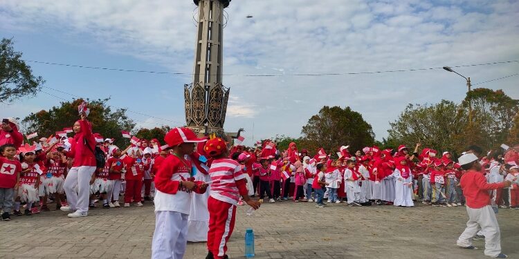 FOTO : DOK DEVIANA/MATAKALTENG - Ratusan anak berkumpul di Taman Kota Sampit memperingati Hari Anak. 