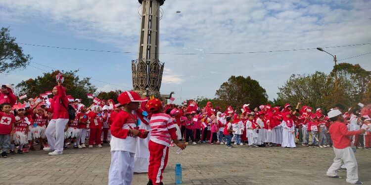 FOTO : DOK DEVIANA/MATAKALTENG - Ratusan anak berkumpul di Taman Kota Sampit memperingati Hari Anak.