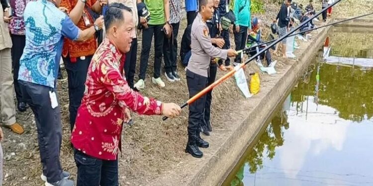 FOTO: MATAKALTENG - Pj Bupati Barsel, Deddy Winarwan, saat menyaksikan lomba mancing ikan.