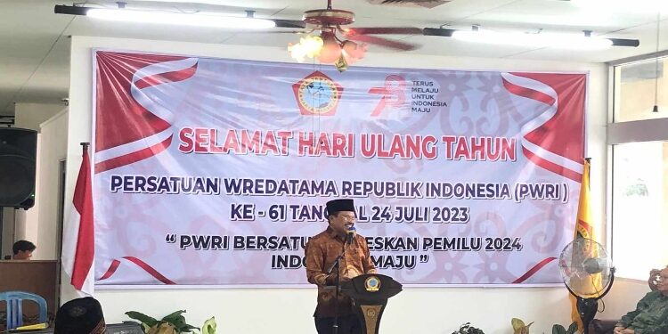 FOTO: VI/MATAKALTENG - Sekda Kalteng, Nuryakin, saat membacakan sambutan Gubernur Kalteng, pada HUT PWRI Kalteng.