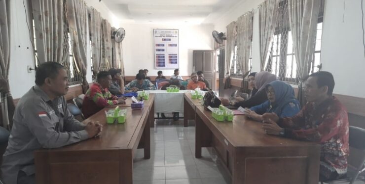 FOTO : KECAMATAN/MATA KALTENG - Rapat koordinasi bantuan sumur bor di Kecamatan Kota Besi oleh Dinas Pertanian Kotim.