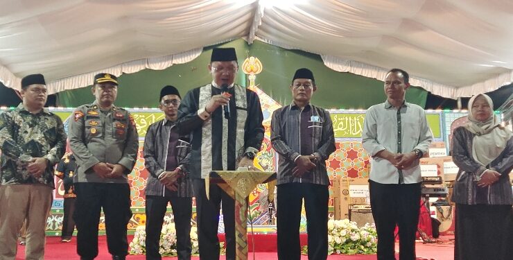 FOTO : DISKOMINFO SANTIK/MATA KALTENG - Plt Sekda Gumas Richard ketika menekan tombol sebagai tanda ditutupnya MTQ ke XVI dan FSQ ke X, di Taman Kota Kuala Kurun, Kamis, 10 Agustus 2023 malam.