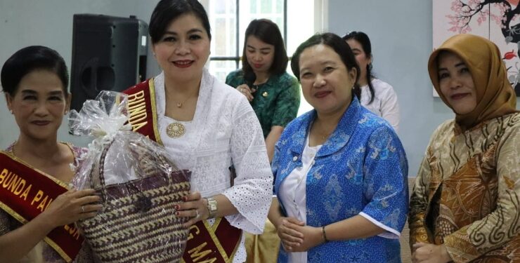FOTO : DISKOMINFO SANTIK/MATA KALTENG - Bunda PAUD Kabupaten Gumas Mimie Mariatie Jaya S Monong didampingi Ketua Pokja Bunda PAUD Rameina Widyastuty, menyerahkan bingkisan kepada pemenang lomba apresiasi bunda PAUD, Rabu, 9 Agustus 2023.