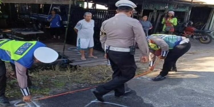 FOTO: Dok/MATAKALTENG - Olah TKP yang dilakukan satlantas Polres Kotim di lokasi laka lantas Jalan Muchran Ali, Sampit belum lama ini.