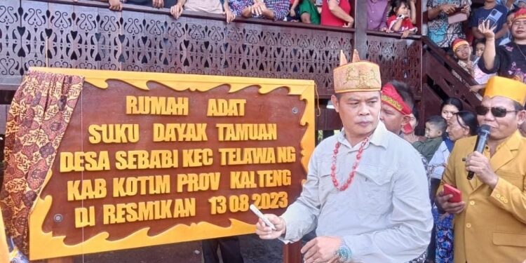FOTO ; IST/MATAKALTENG - Asisten II Setda Kotim saat akan meresmikan rumah adat Dayak Tamuan, Minggu 13 Agustus 2023.