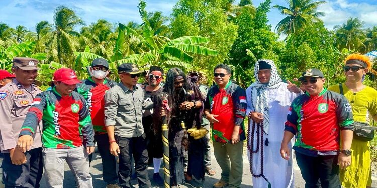 FOTO: IST/MATA KALTENG- Terlihat Camat Teluk Sampit saat menghampiri peserta Karnaval Hut RI ke 78,Minggu, 13 Agustus 2023.