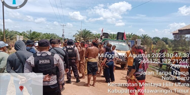 FOTO: IST/MATA KALTENG - Terlihat aksi massa dari Organisasi Perajah Motanoi sedang melakukan aksi terhadap PT GAP, Kecamatan Mentaya Hilir Utara, Kotim. Minggu 13 Agustus 2023.