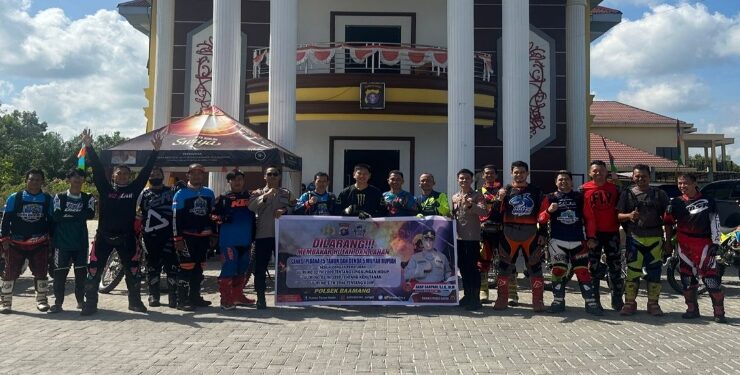 FOTO : AGUS/MATA KALTENG - Kapolsek Baamang Iptu Frederick Liano foto bersama dengan anggota Komunitas Motor trail MAT Sampit di Halaman Kantor Polsek setempat sebelum melakukan patroli dan sosialisasi Karhutla, Sabtu, 12 Agustus 2023.