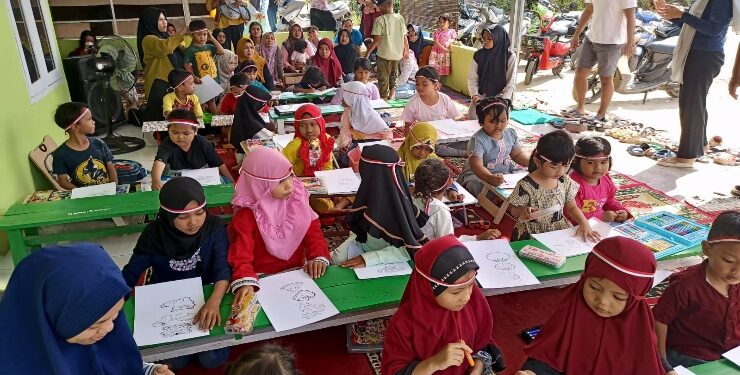 FOTO : DIAN/MATA KALTENG - Sejumlah anak-anak saat mengikuti lomba mewarnai di komplek perumahan graha pramuka, Minggu 13 Agustus 2023.