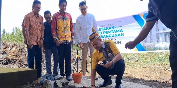 FOTO: DISKOMINFO SANTIK/MATAKALTENG - Bupati Gumas, Jaya S Monong, didampingi Plh Kepala DPU Bambang Jaya, ketika melakukan peletakan batu pertama pembangunan Gereja YHS Kuala Kurun, Jumat, 11 Agustus 2023.