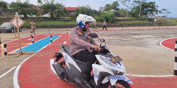 FOTO: HUMAS POLRES GUMAS/MATAKALTENG - Kapolres Gumas AKBP Asep Bangbang Saputra mencoba lapangan uji praktek SIM kendaraan roda dua terbaru, Jumat, 11 Agustus 2023.