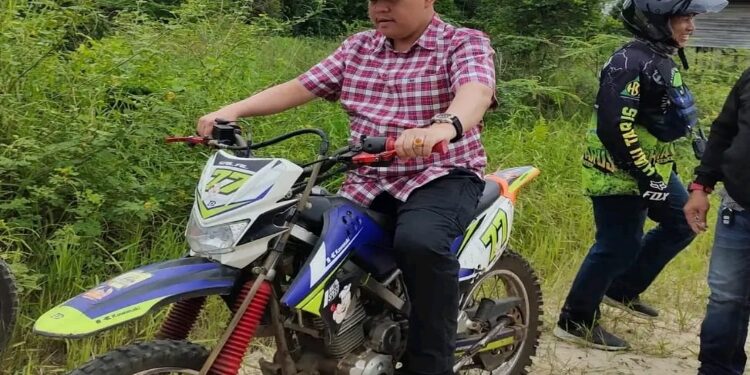 FOTO: MATAKALTENG - Penjabat (Pj) Bupati Barito Selatan (Barsel), Deddy Winarwan, saat blusukan dengan mengendarai sepeda motor trail.