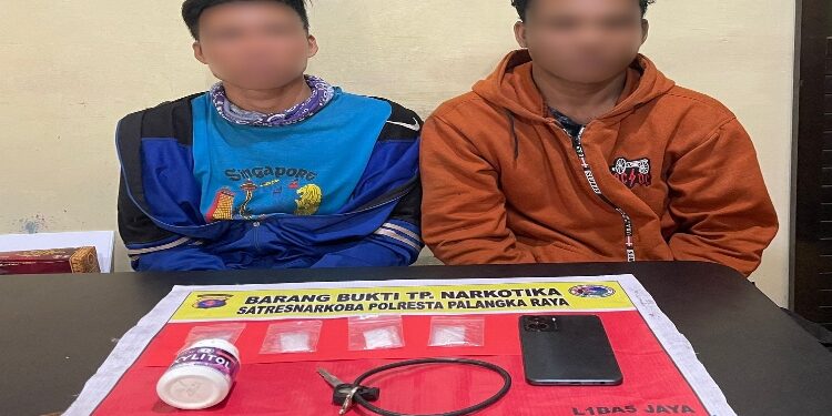 FOTO: MATAKALTENG - Kedua terduga pelaku dan barang bukti sabu, saat diamankan polisi.