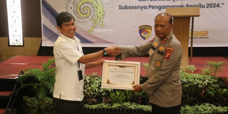 FOTO: MATAKALTENG - Kapolda Kalteng, Irjen Pol Nanang Avianto, pada saat menerima penghargaan dari Dirjen Pembendaharaan.