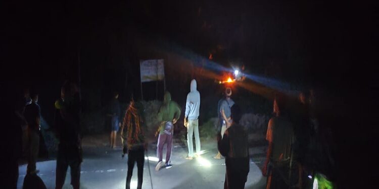 FOTO: MATAKALTENG - Masyarakat Desa Pelantaran, pada saat berjaga di sekitar Kebun Kelapa Sawit milik Alpin Lawrence.