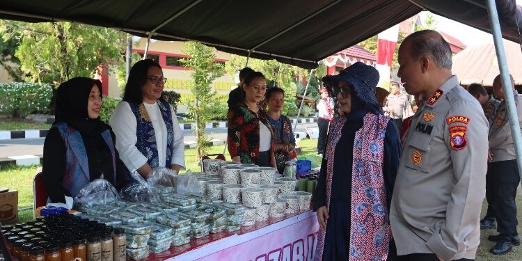 FOTO: RZL/MATAKALTENG - Kapolda Kalteng, Irjen Pol Nanang Avianto, bersama Ketua Bhayangkari Daerah Kalteng, Ibu Dewi Nanang Avianto, saat meninjau stand UMKM.
