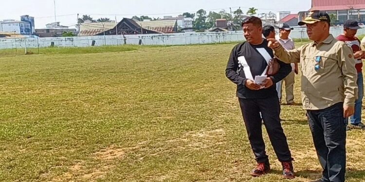 FOTO: MATAKALTENG - Penjabat Bupati Barito Selatan, Deddy Winarwan, saat meninjau secara langsung kesiapan Stadion Batuah.