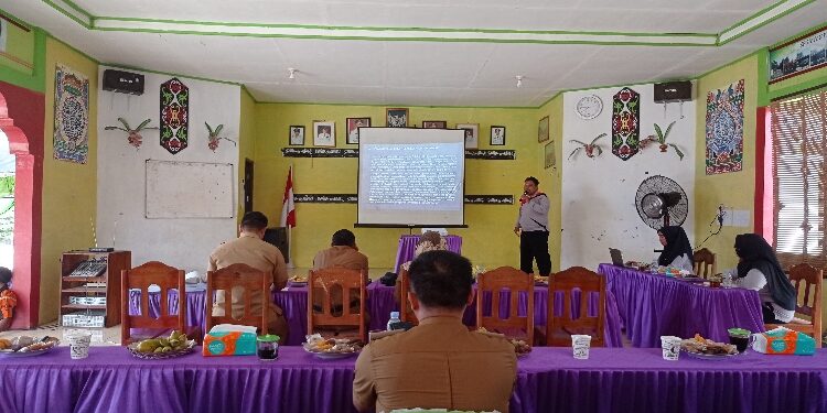 FOTO : DEVIANA/MATAKALTENG - Pemaparan terkait BUMDes Bapeang oleh Direktur BUMDes Nusantara Jaya Mandiri, Senin 14 Agustus 2023.