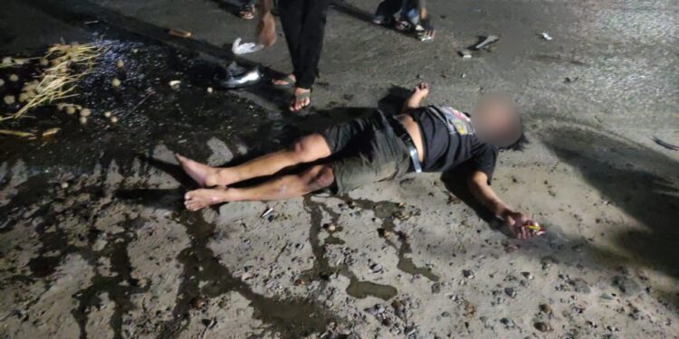FOTO: IST/MATAKALTENG - Pengendara motor Scoopy terkapar usai menabrak gerobak Bakso Unyil di Jalan Kapten Mulyono. Senin, 14 Agustus 2023 tengah malam.