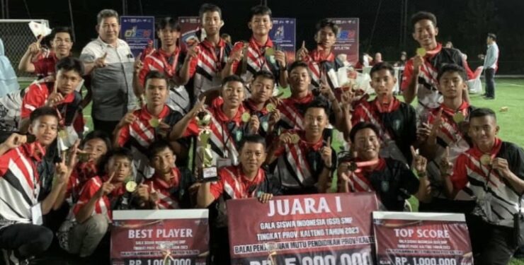 FOTO : IST/MATA KALTENG - Atlet O2SN dan GSI asal Kotim saat menerima penghargaan medali emas di tingkat provinsi Kalteng belum lama ini.