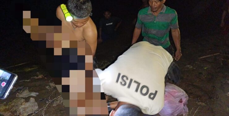 FOTO : POLSEK KURUN/MATA KALTENG - Anggota Polsek Kurun bersama warga setempat mengevakuasi jasad MN (12) yang tewas tenggelam di DAS Kahayan, Minggu, 13 Agustus 2023 malam.