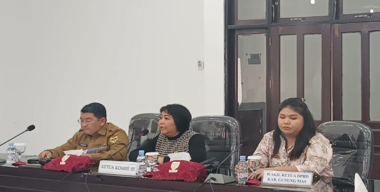 FOTO : DPRD GUMAS/MATA KALTENG - Ketua Komisi III DPRD Kabupaten Gumas Iceu Purnamasari bersama Wakil Ketua II DPRD Neni Yuliani, dan Plt Kepala Disdikpora Aprianto, ketika memimpin RDP dengan KONI, Senin, 14 Agustus 2023.