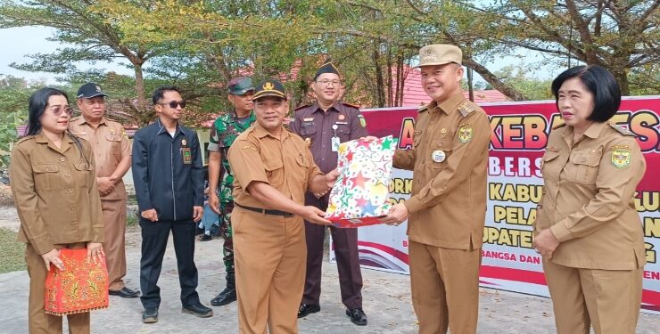 FOTO : DISKOMINFO SANTIK/MATA KALTENG - Bupati Gumas Jaya S Monong bersama Wakil Bupati Efrensia LP Umbing, Kapolres AKBP Asep Bangbang Saputra dan Kajari Sahroni, menerima bingkisan, yang diserahkan Kepala SMAN 1 Kurun Batuah, setelah kegiatan apel kebangsaan tahun 2023, di halaman SMAN 1 Kurun, Senin, 14 Agustus 2023.