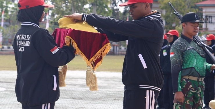 FOTO : AKH/MATAKALTENG - Paskibraka Sukamara saat latihan di depan kantor bupati setempat.