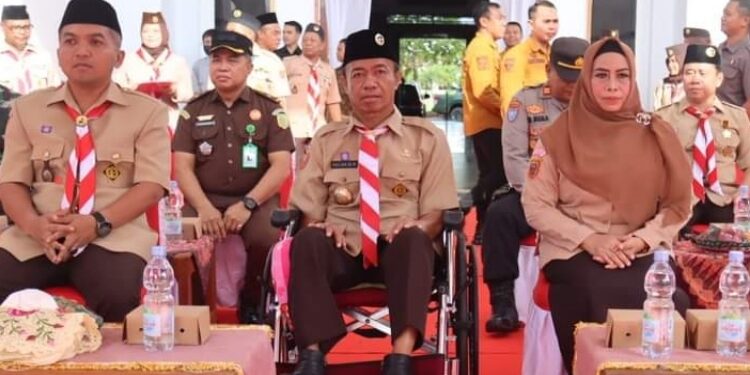 FOTO: PROKOM SERUYAN/MATA KALTENG - Ketua Kwarcab Gerakan Pramuka Kabupaten Seruyan, Zuli Eko Prasetyo (kiri) saat menghadiri upacara peringatan Hari Pramuka ke-62 di halaman kantor Bupati Seruyan, Senin 14 Agustus 2023.